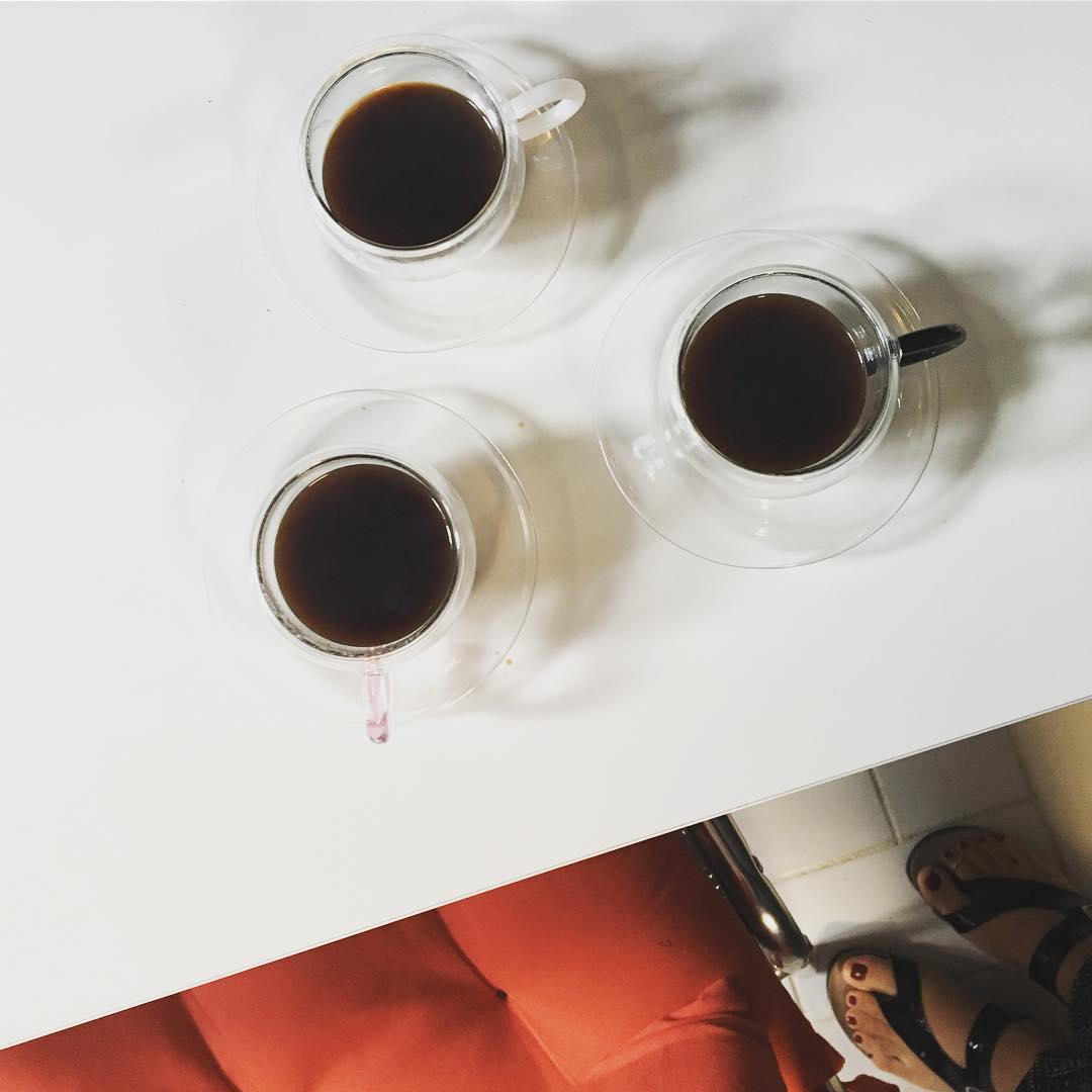 Tre caffè, una diagonale e piedi estivi | ph @bastet