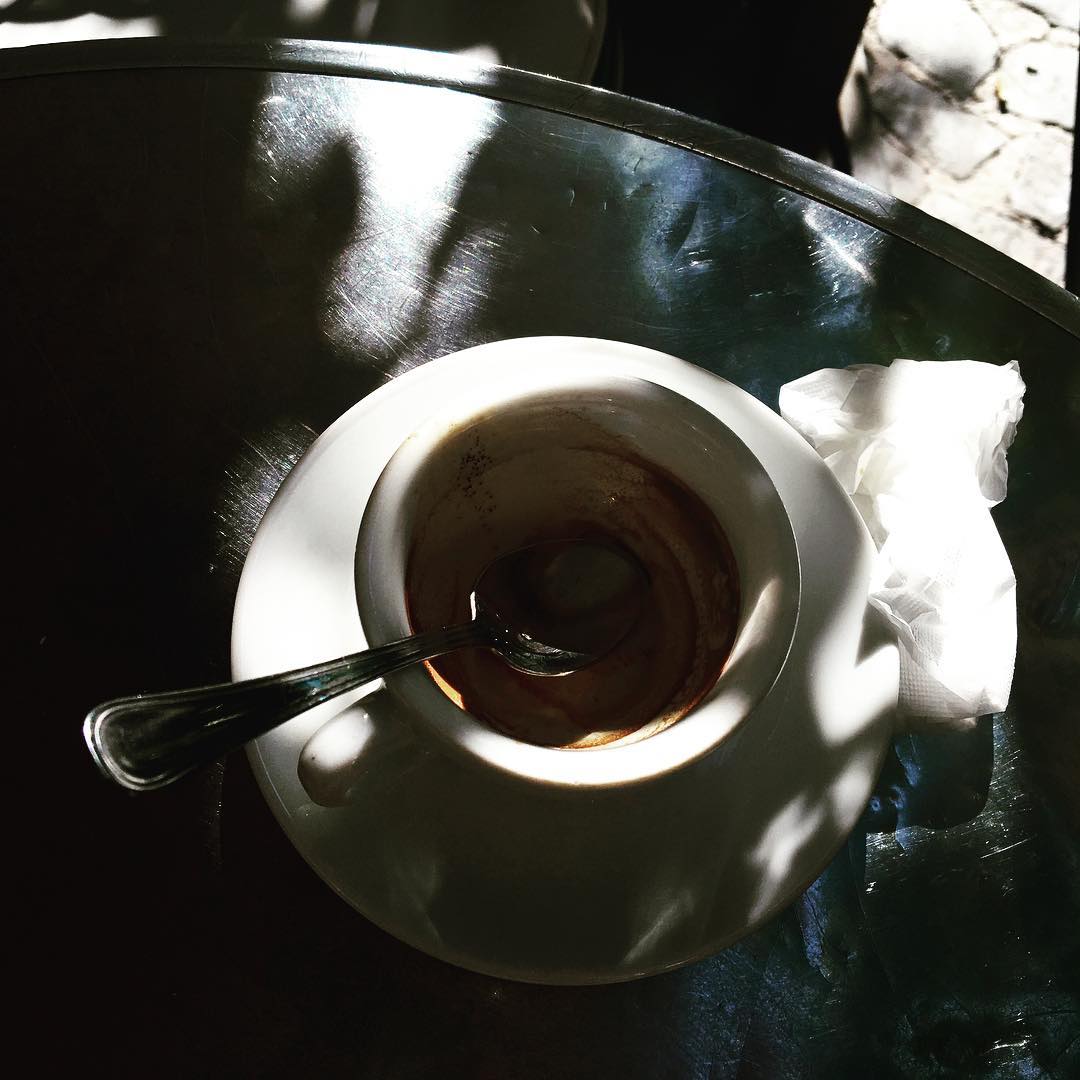 Un caffè all'ombra / Coffee in the shadow | ph @bastet