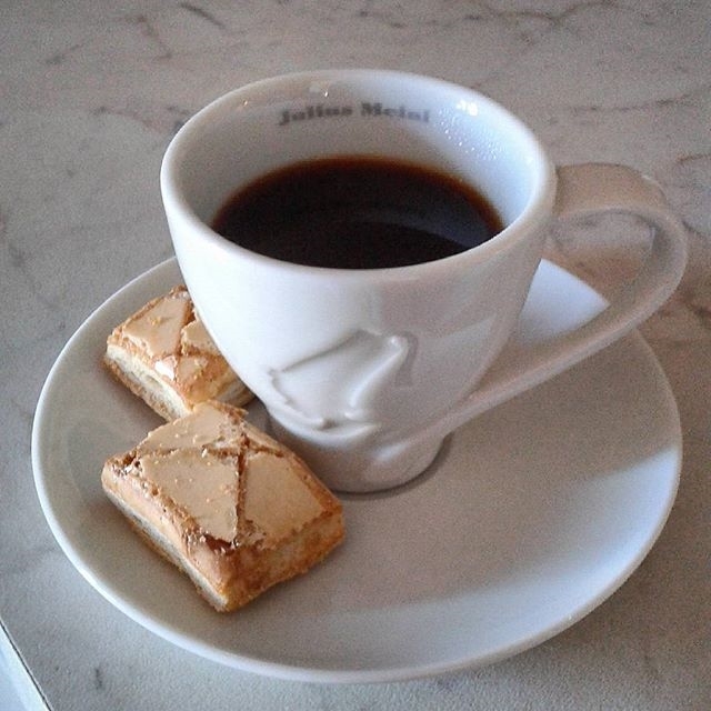 Meritatissimo caffè e pure i dolcetti! | ph @emanuela_de_rossi