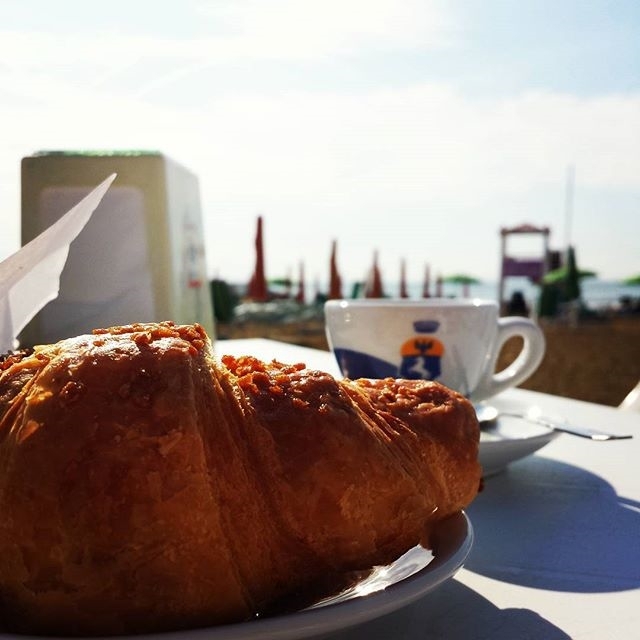 Summer memories | ph @ds_alxo#croissant#coffee#coffeeforbreakfast